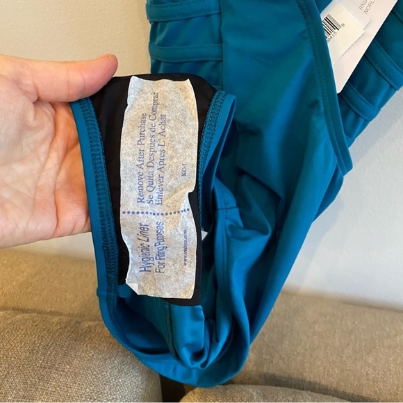 La Blanca Bathing Suit Swim One Piece Island Goddess Cross-Back V-Neck Compress - Picture 5 of 13